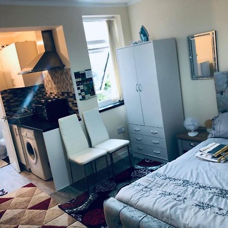 Self-Contained Studio Flat Bathrooms Kitchens Upgrade Locations To City Centre 15 Minutes Walking Distance Nottingham Universities Queen Hospitals City Hospitals Esterno foto