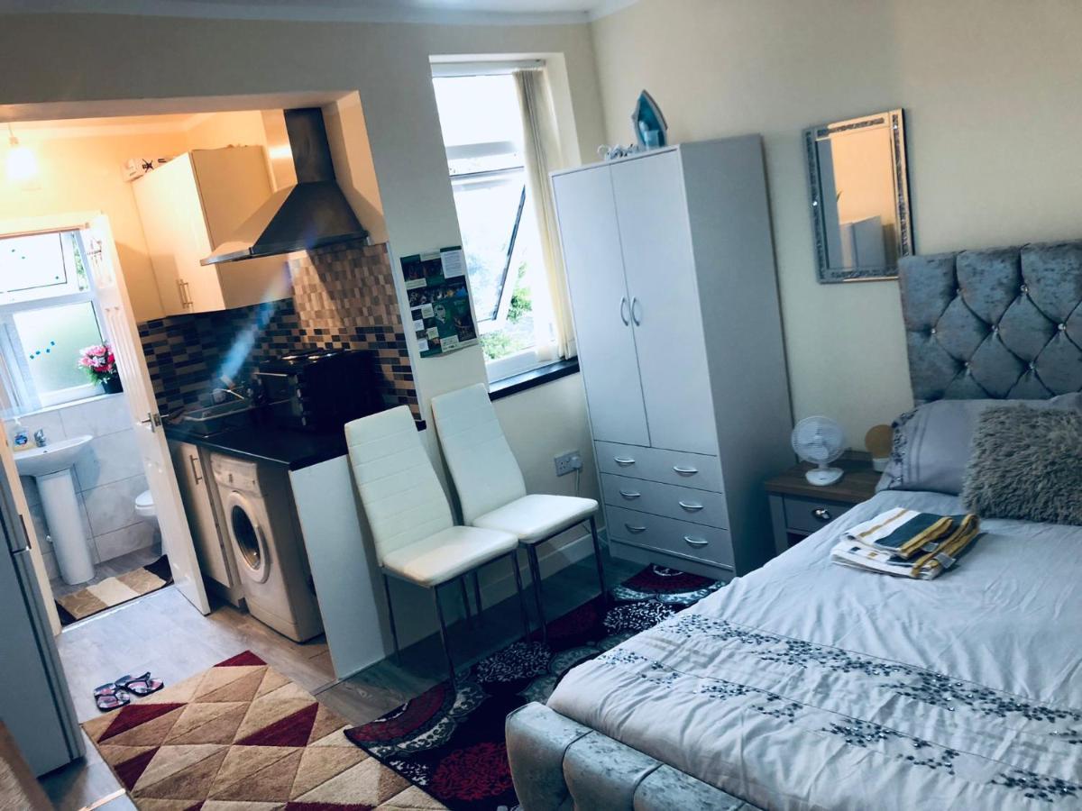 Self-Contained Studio Flat Bathrooms Kitchens Upgrade Locations To City Centre 15 Minutes Walking Distance Nottingham Universities Queen Hospitals City Hospitals Esterno foto